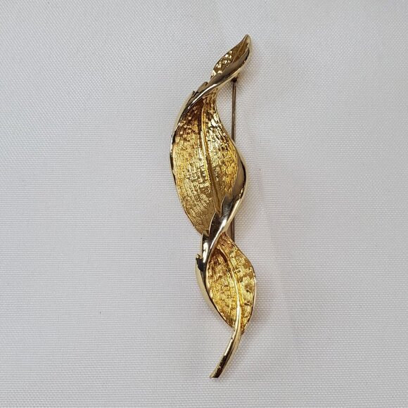 Vintage Coro Brushed Gold-Tone Leaf Brooch & Clip-On Earrings Jewelry Set - Picture 7 of 14